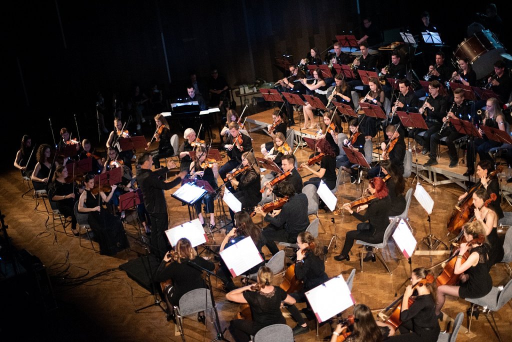 Simfonični orkester Glasbene šole Krško v akciji, pod taktirko Petra Gabriča